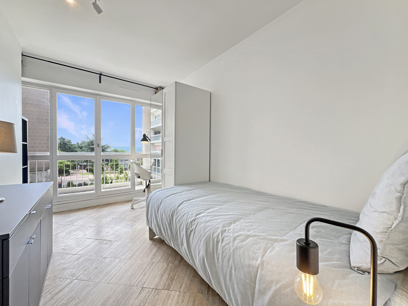 
                                                Location
                                                 CERGY Grand Centre, 5 pièces meublé rénové