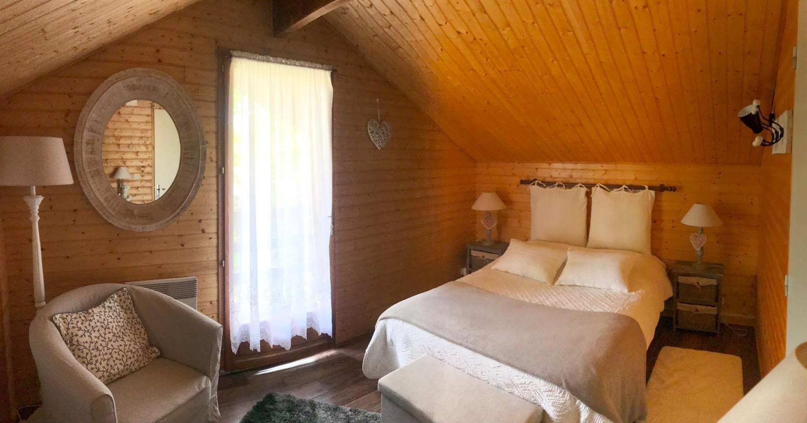 
                                                Location
                                                 Chalet au calme avec piscine dans domaine