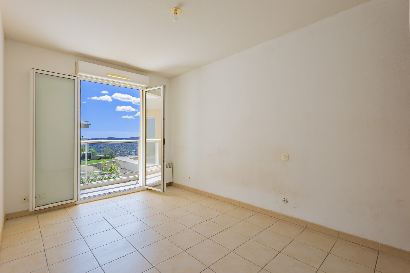 
                                                Vente
                                                 Chamant 3 pièces et Garages