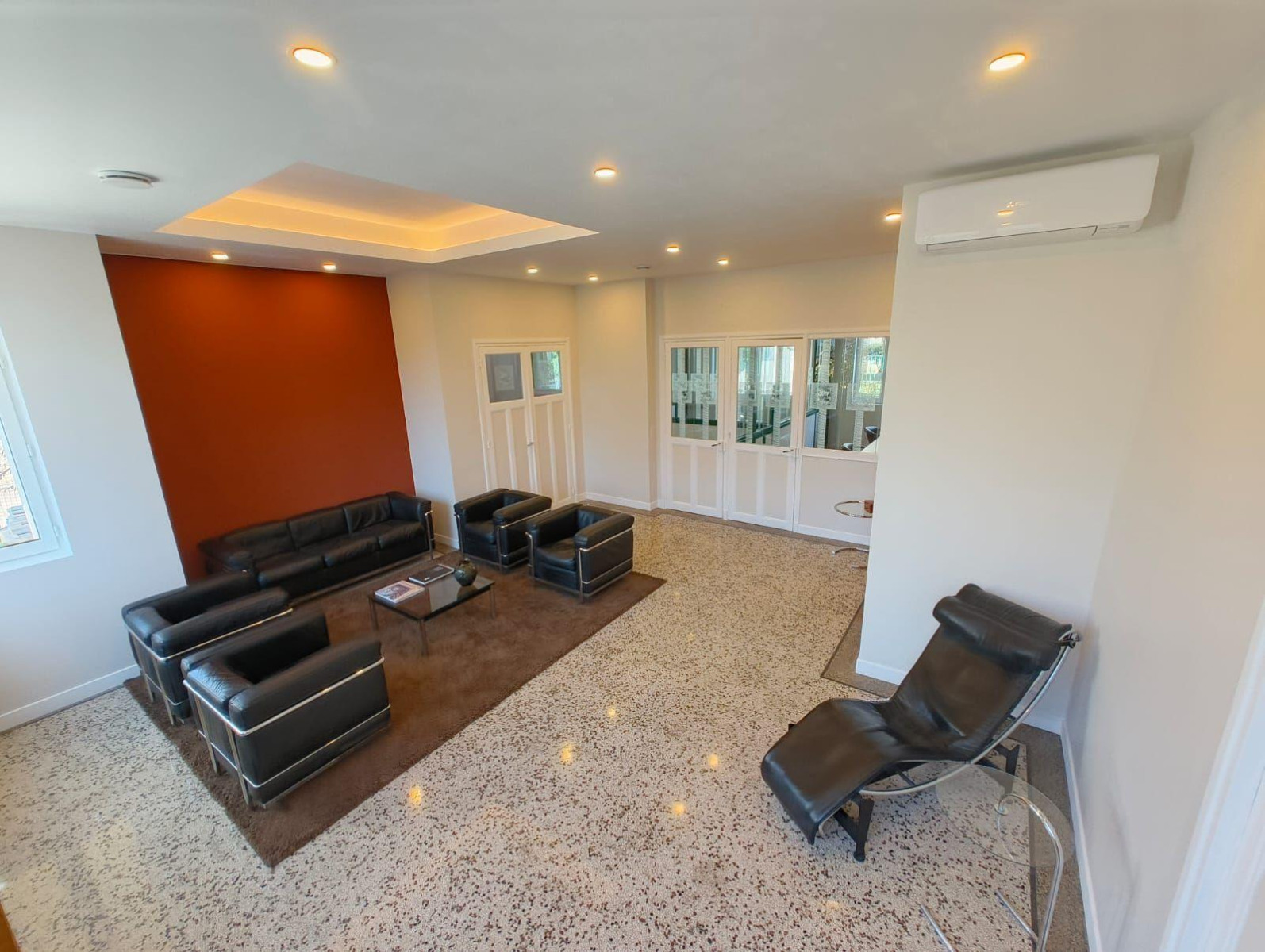 
                                                Colocation
                                                 Chambre 14m2 + balcon
 villa Art Déco 300m2