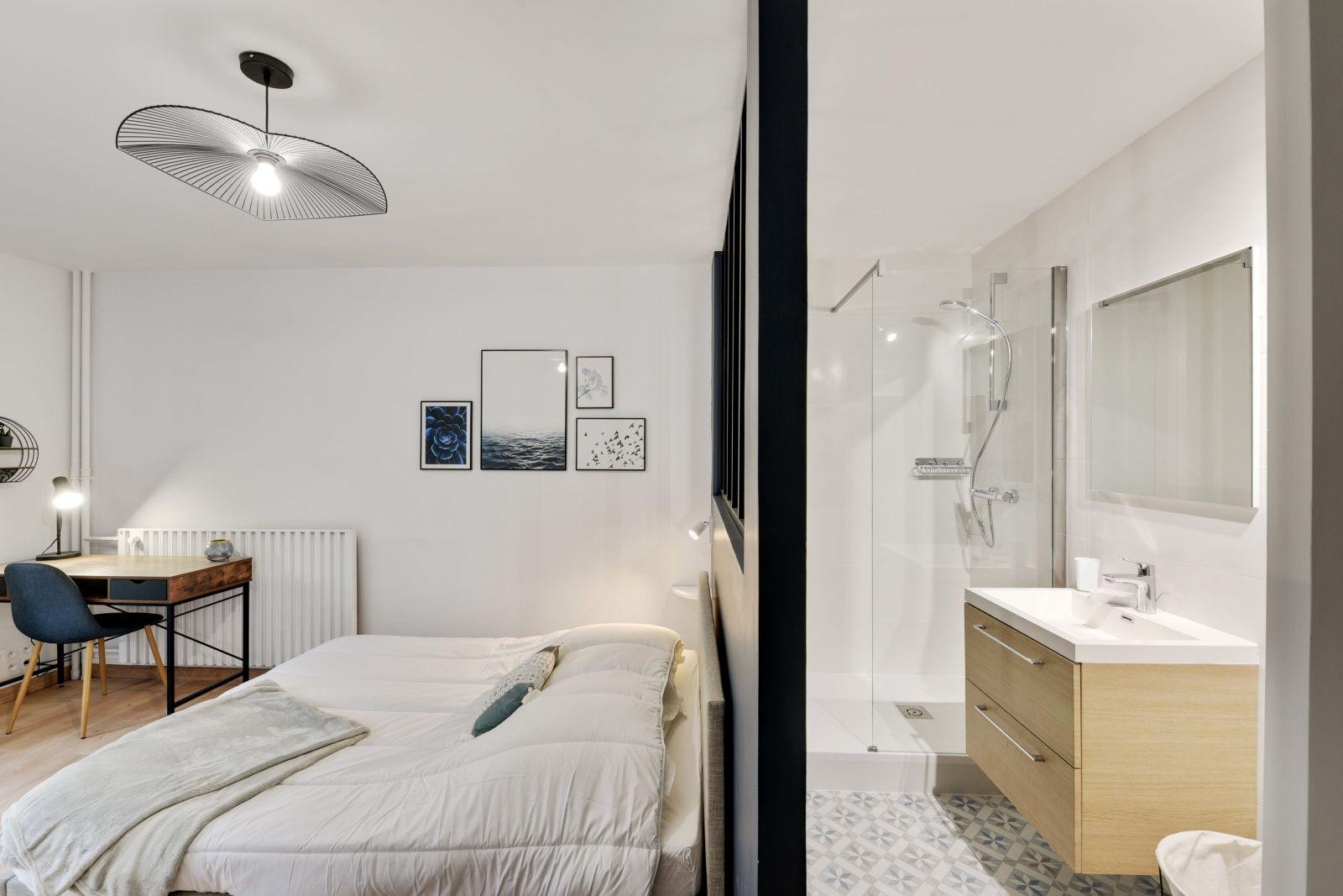 
                                                Location
                                                 Chambre 20m2 avec sdb et balcon privé - au calme
