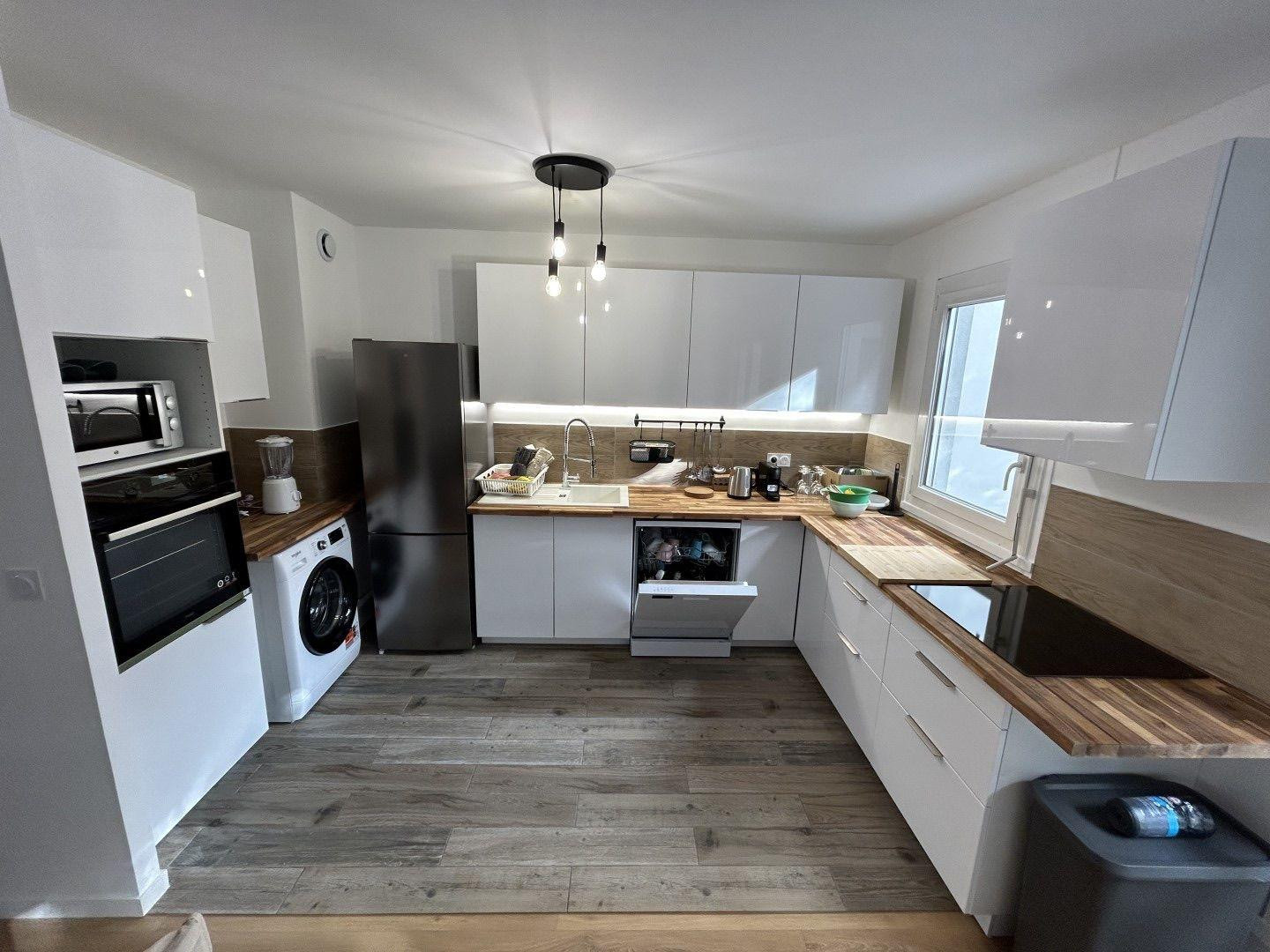 
                                                Colocation
                                                 Chambre à louer dans beau T4