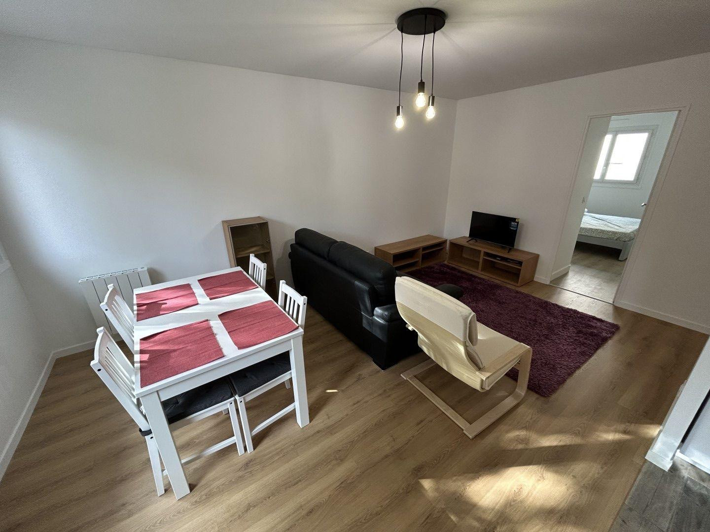 
                                                Colocation
                                                 Chambre à louer dans beau T4