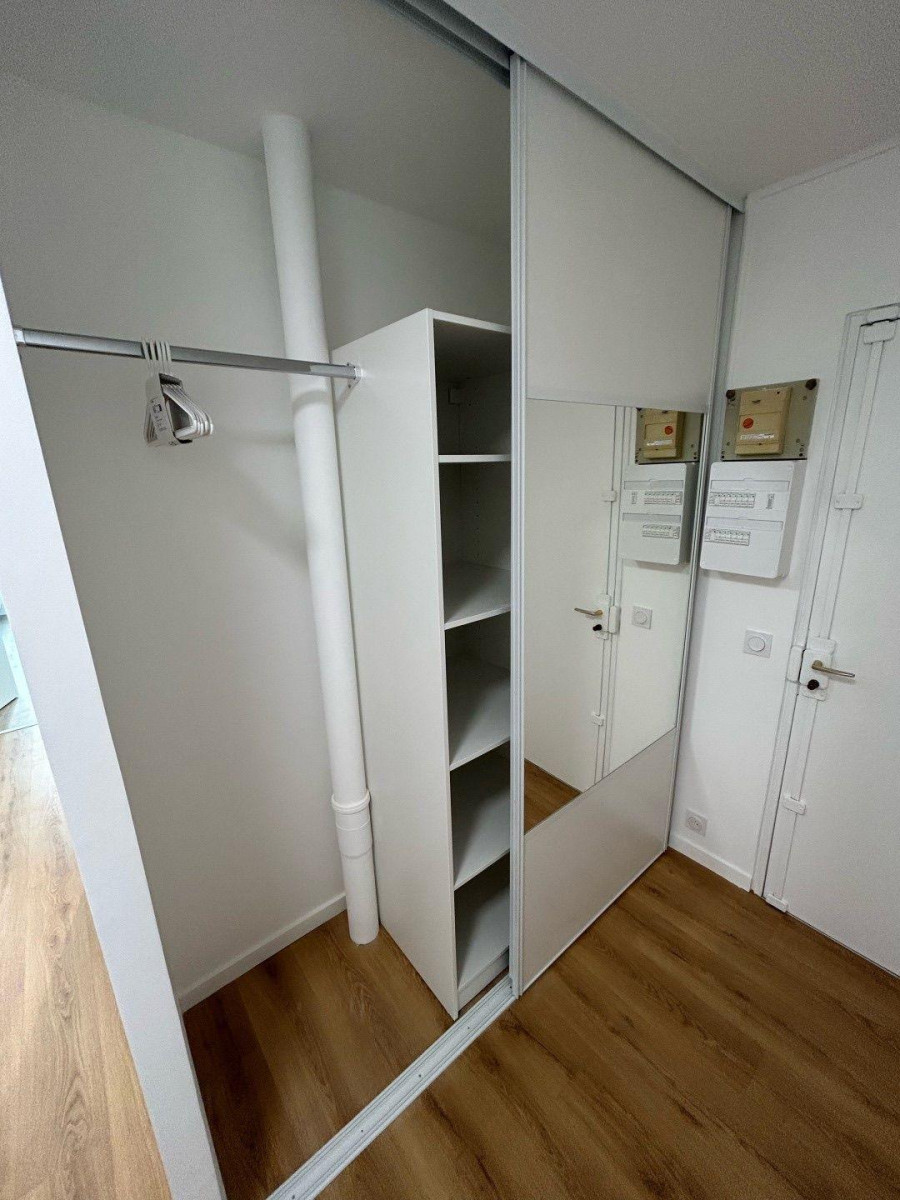 
                                                Colocation
                                                 Chambre à louer dans beau T4
