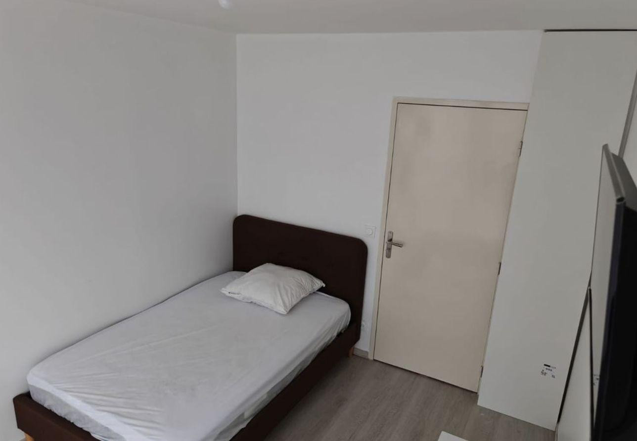 
                                                Colocation
                                                 Chambre avec douche disponible immédiatement