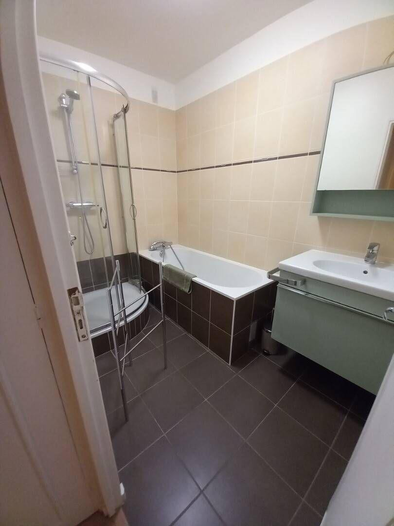 
                                                Colocation
                                                 Chambre avec parking, piscine, tennis, minigolf