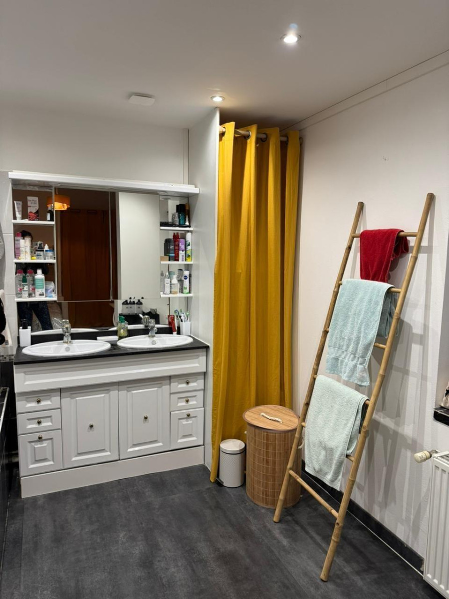 
                                                Colocation
                                                 Chambre avec salle de bain privative (baignoire)