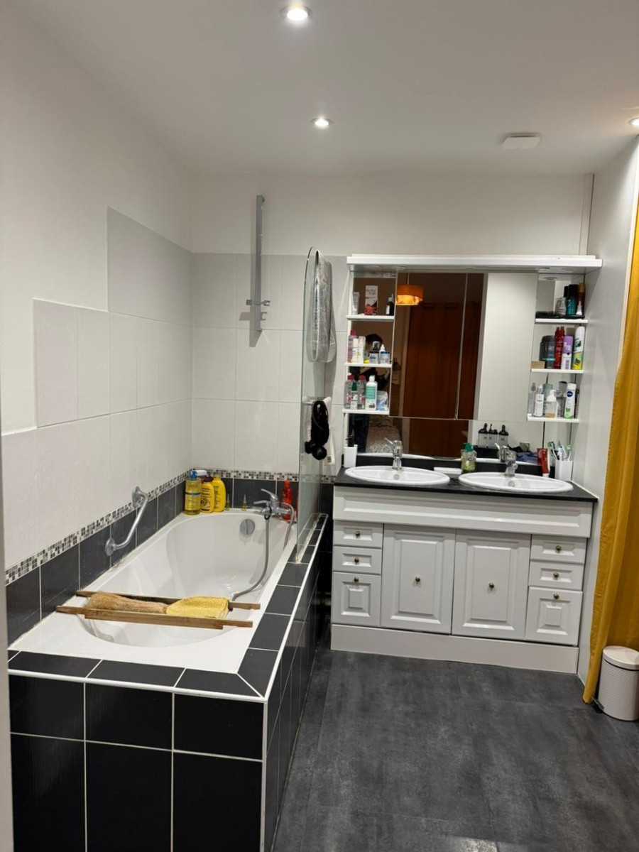 
                                                Colocation
                                                 Chambre avec salle de bain privative (baignoire)