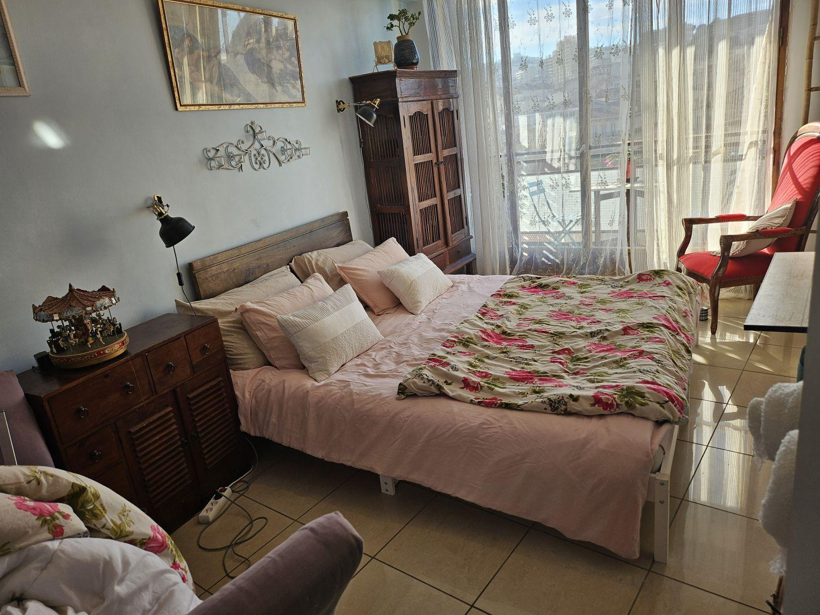 
                                                Colocation
                                                 Chambre avec terrasse vue magique sur Notre Dame.