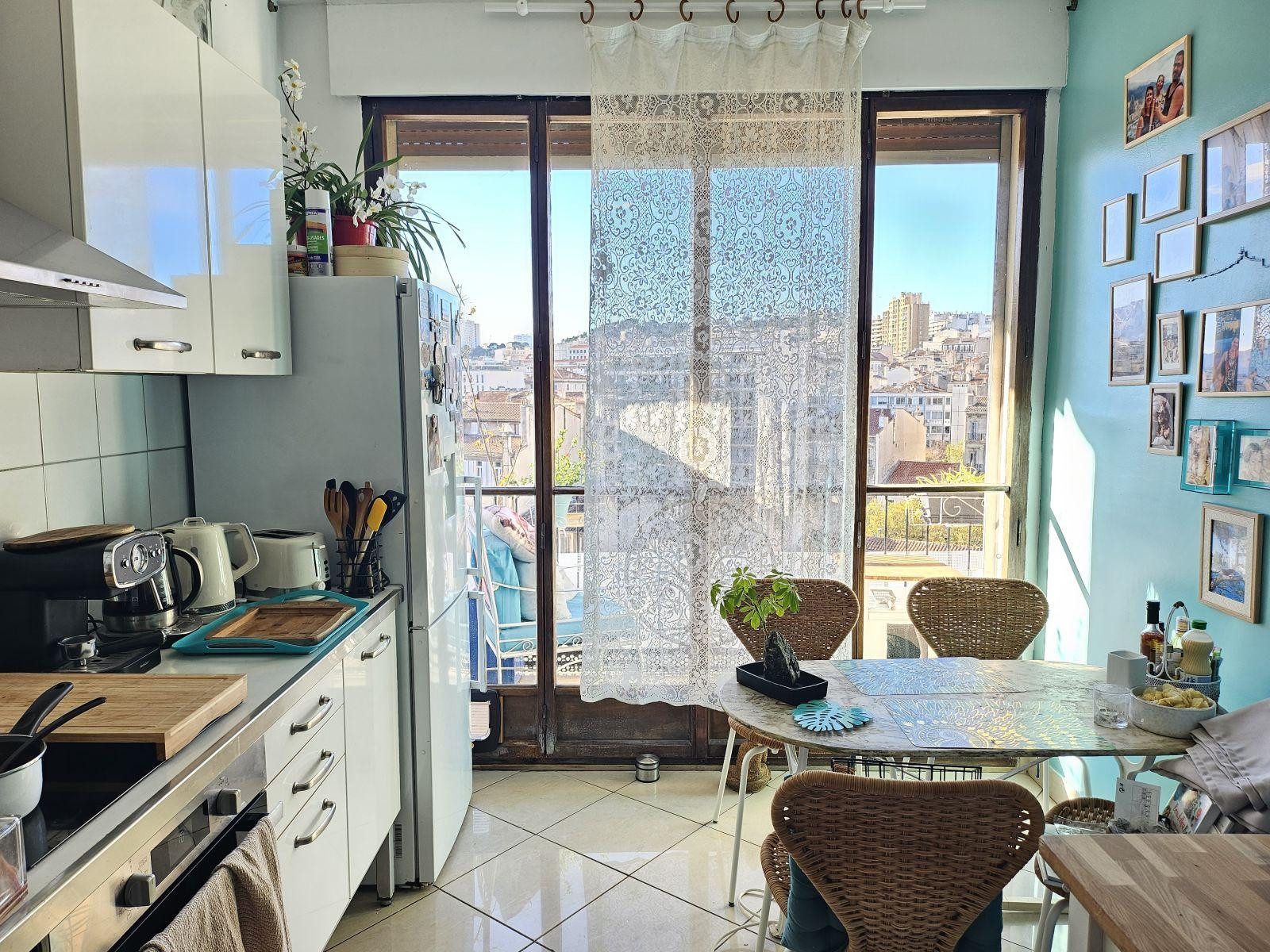 
                                                Colocation
                                                 Chambre avec terrasse vue magique sur Notre Dame.