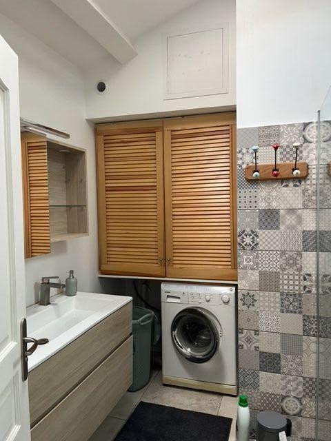 
                                                Colocation
                                                 Chambre cosy , proche métro et bus