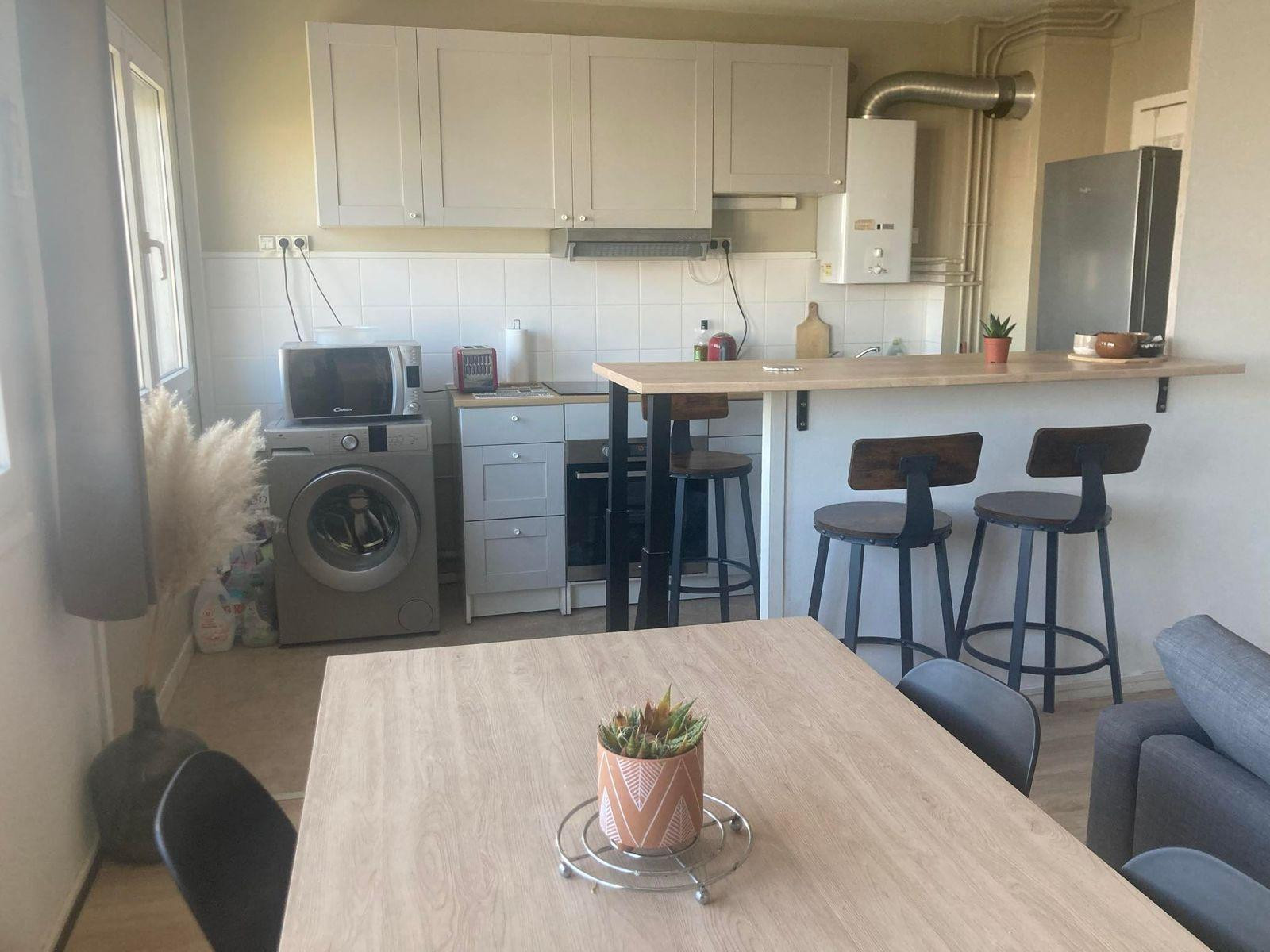 
                                                Colocation
                                                 Chambre dans appartement entièrement meublé
