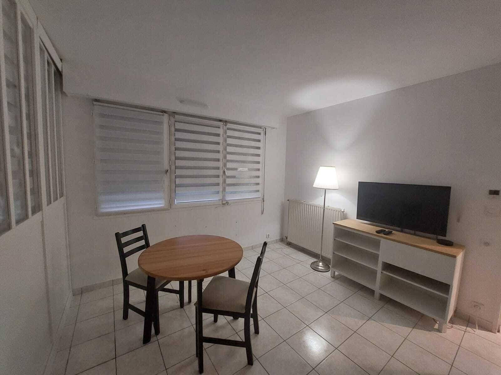 
                                                Colocation
                                                 Chambre dans coloc 62m² calme et agréable