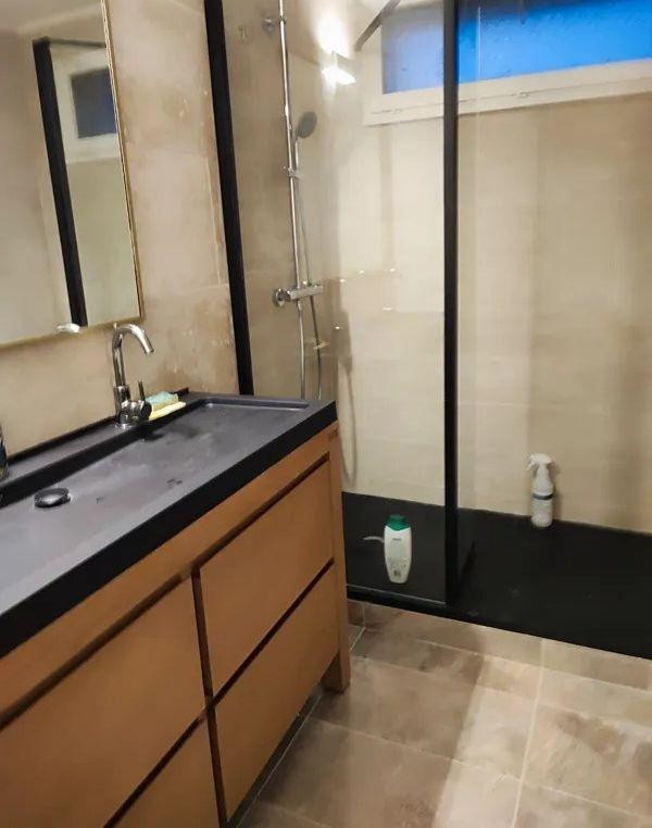 
                                                Colocation
                                                 Chambre dans coloc meublée de 90m² max 6 mois.