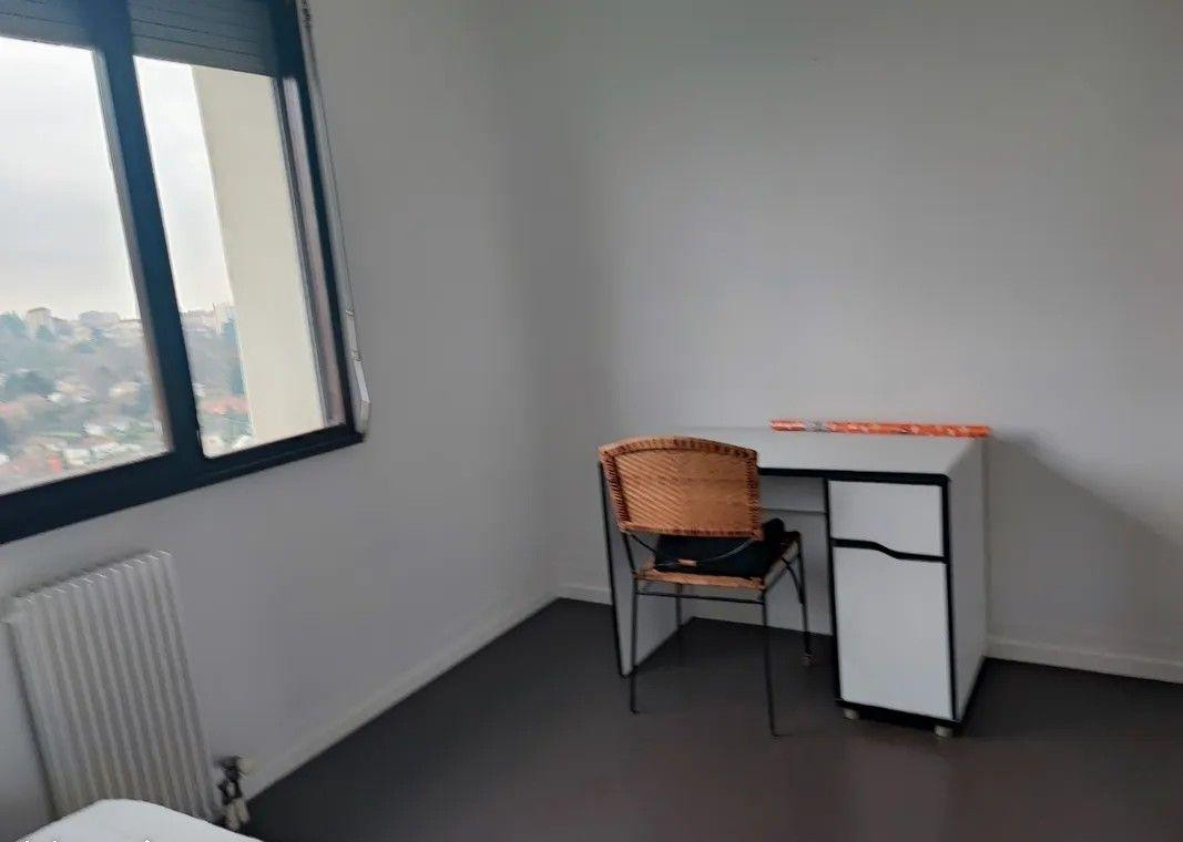 
                                                Colocation
                                                 Chambre dans coloc meublée de 90m² max 6 mois.