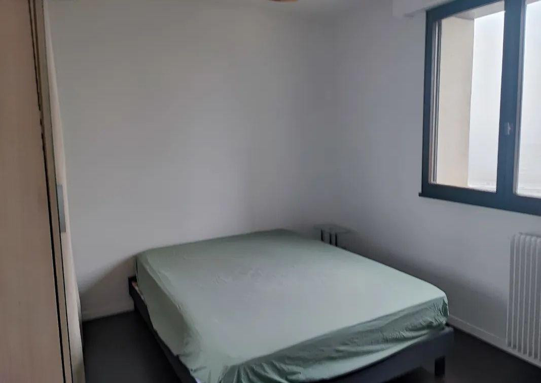 
                                                Colocation
                                                 Chambre dans coloc meublée de 90m² max 6 mois.