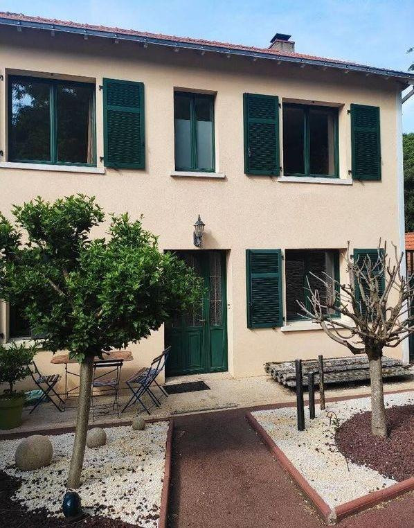 
                                                Colocation
                                                 Chambre dans grande maison en coloc 200m²