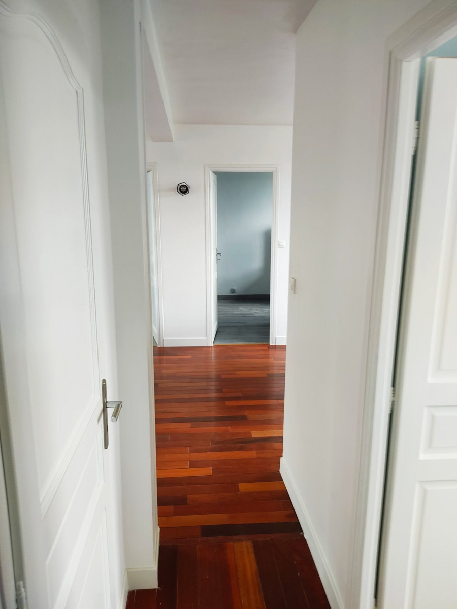 
                                                Colocation
                                                 Chambre dans un appartement chaleureux avec salon et salle à manger partagés (loyer tout inclus)