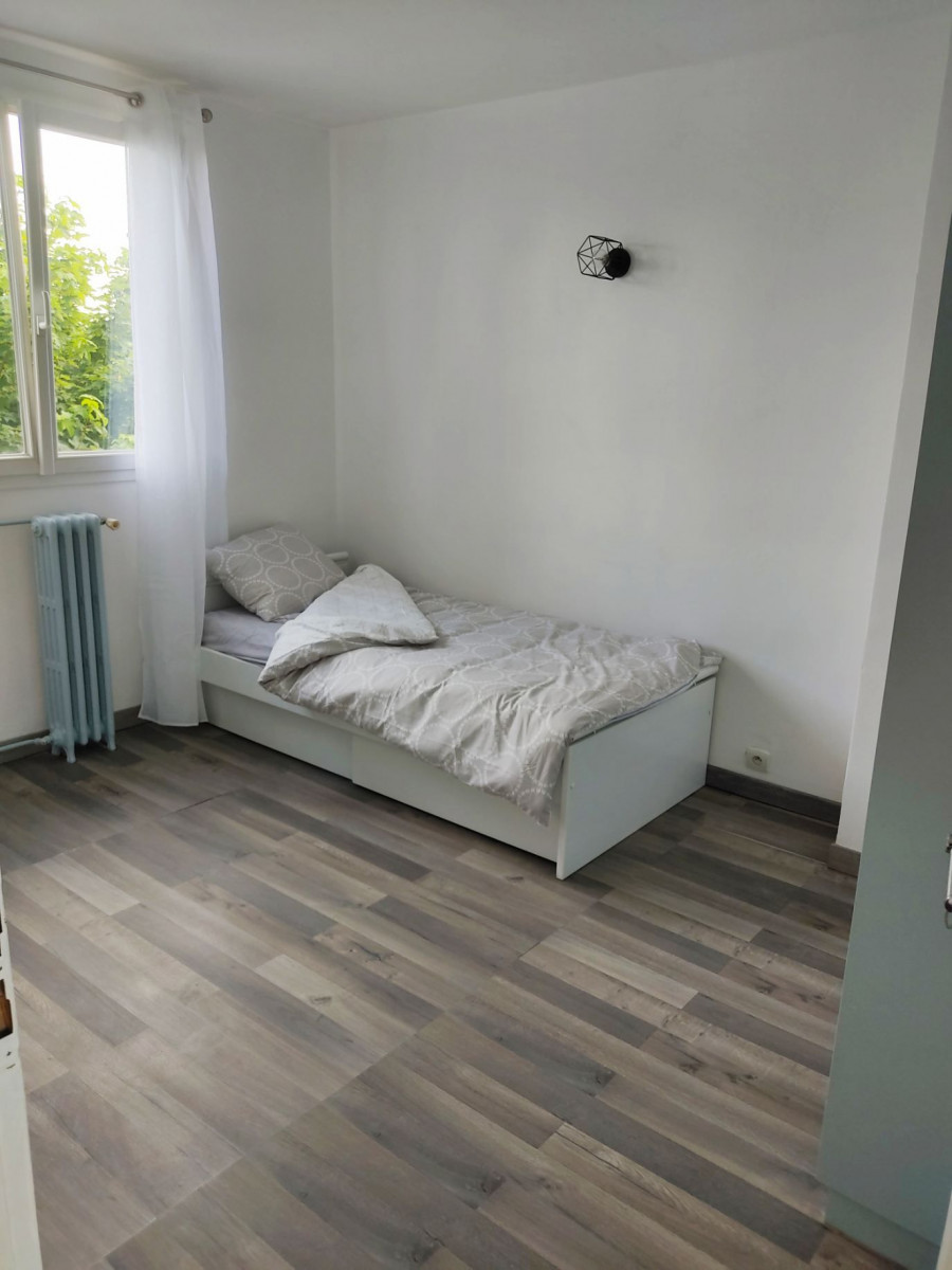 
                                                Colocation
                                                 Chambre dans un appartement chaleureux avec salon et salle à manger partagés (loyer tout inclus)