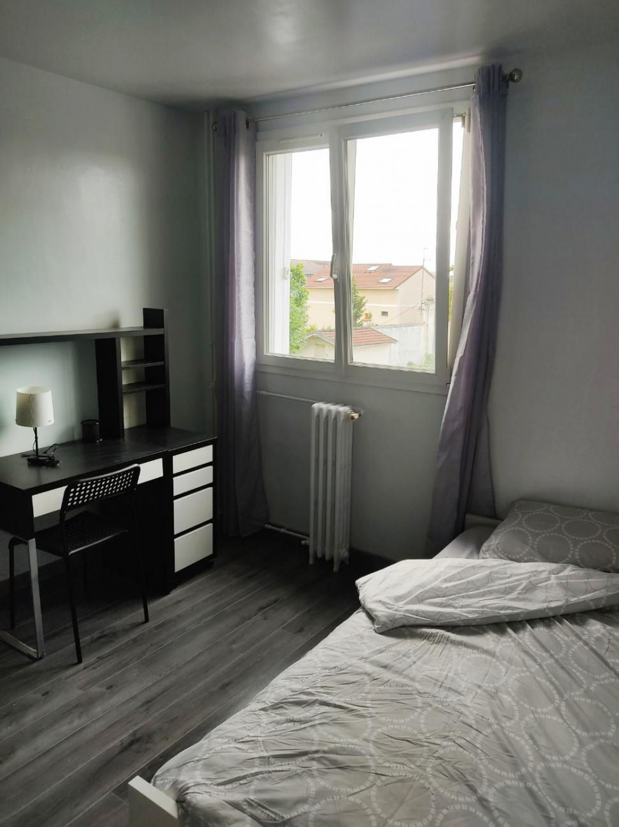
                                                Colocation
                                                 Chambre dans un appartement chaleureux avec salon et salle à manger partagés (loyer tout inclus)