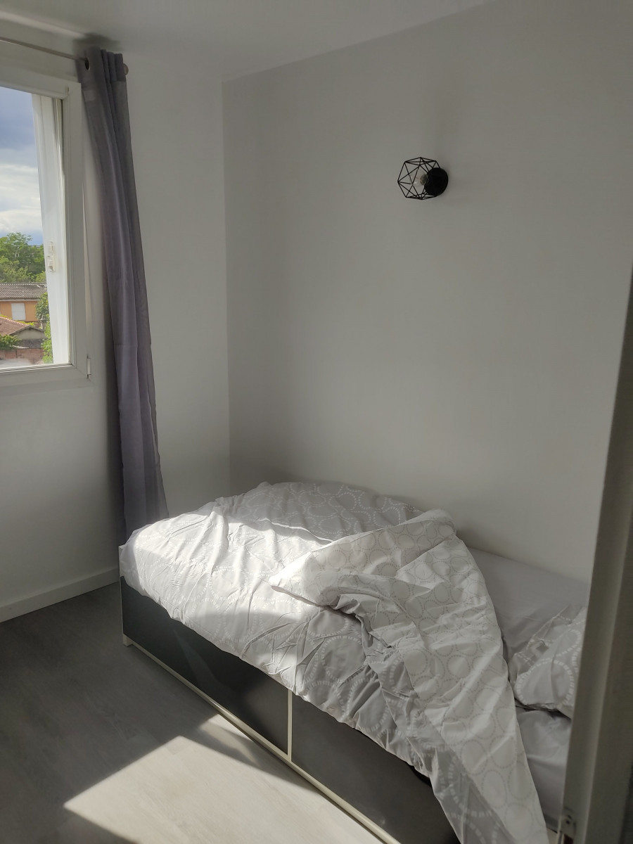 
                                                Colocation
                                                 Chambre dans un appartement chaleureux avec salon et salle à manger partagés (loyer tout inclus)