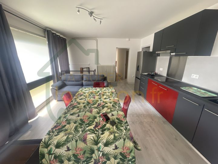
                                                Location
                                                 Chambre dans un superbe appartement meublé et rénové dans une belle résidence de standing.