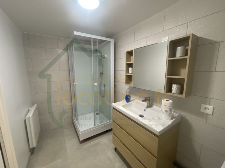 
                                                Location
                                                 Chambre dans un superbe appartement meublé et rénové dans une belle résidence de standing.