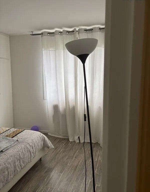 
                                                Colocation
                                                 Chambre de 10m² chez l’habitant vide ou meublée