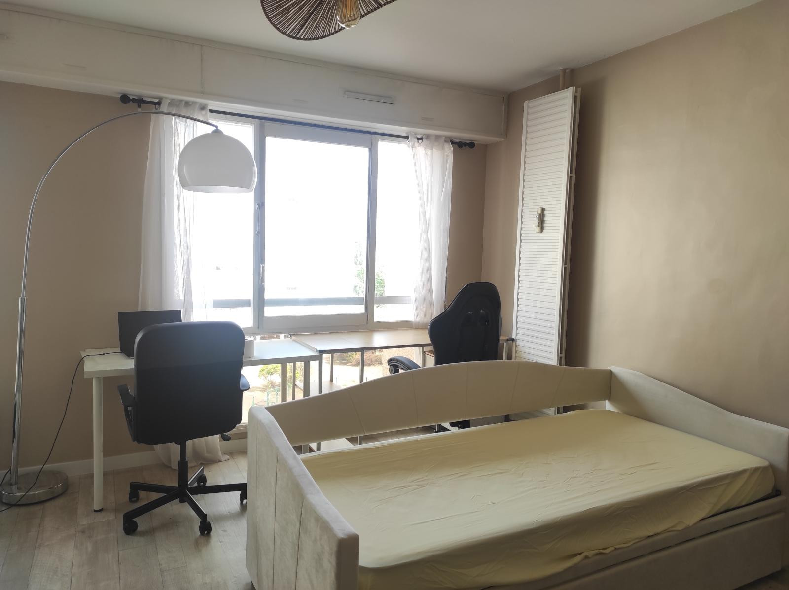
                                                Colocation
                                                 Chambre de 20m2 dans un appartement de 77m2