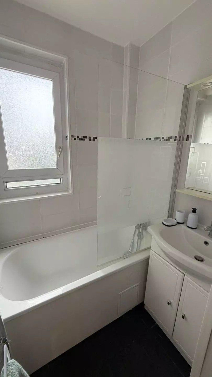 
                                                Colocation
                                                 Chambre dispo dans coloc 62m²