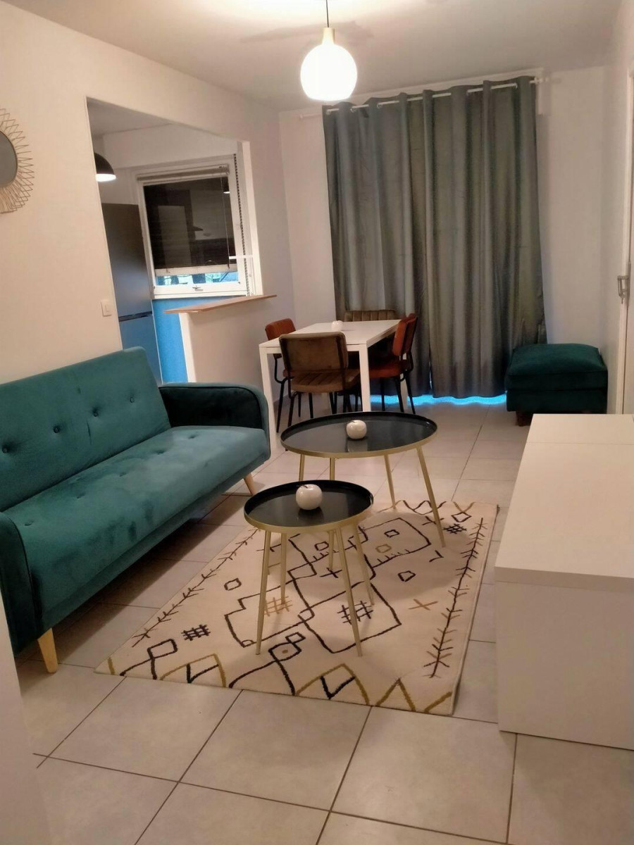 
                                                Colocation
                                                 Chambre dispo dans coloc lumineuse 67m²