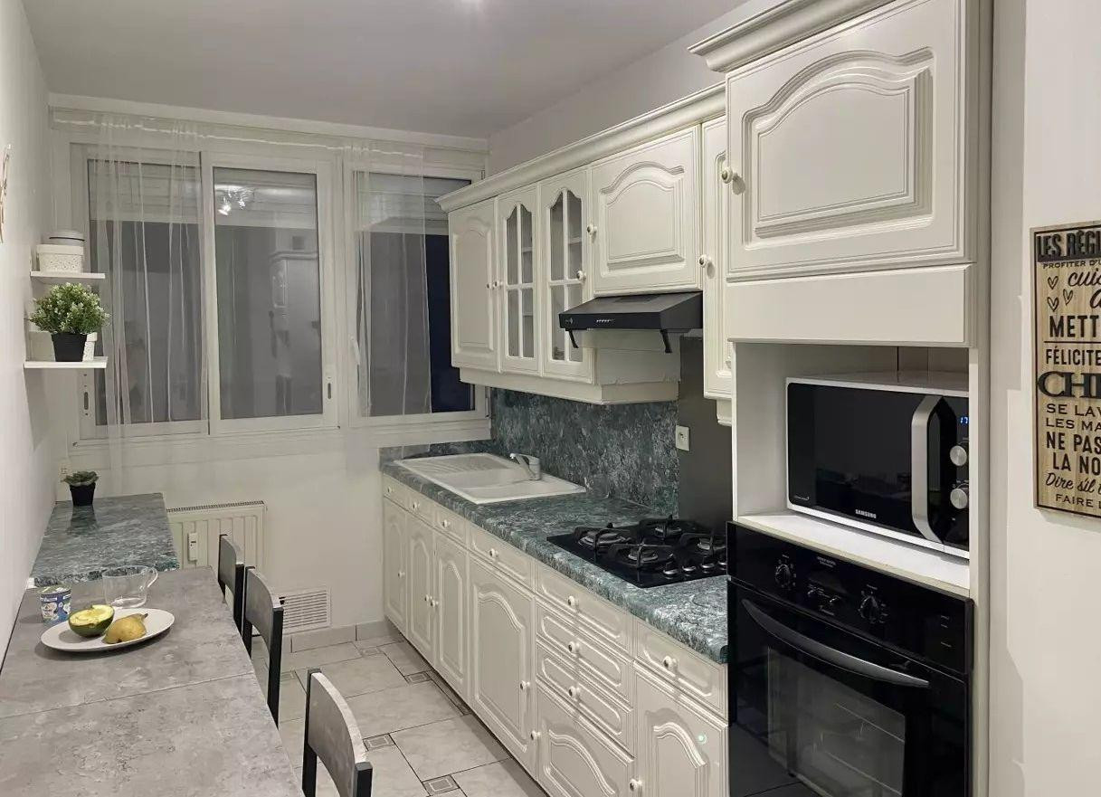 
                                                Colocation
                                                 Chambre dispo dans T5 meublé 86m² idéal salarié