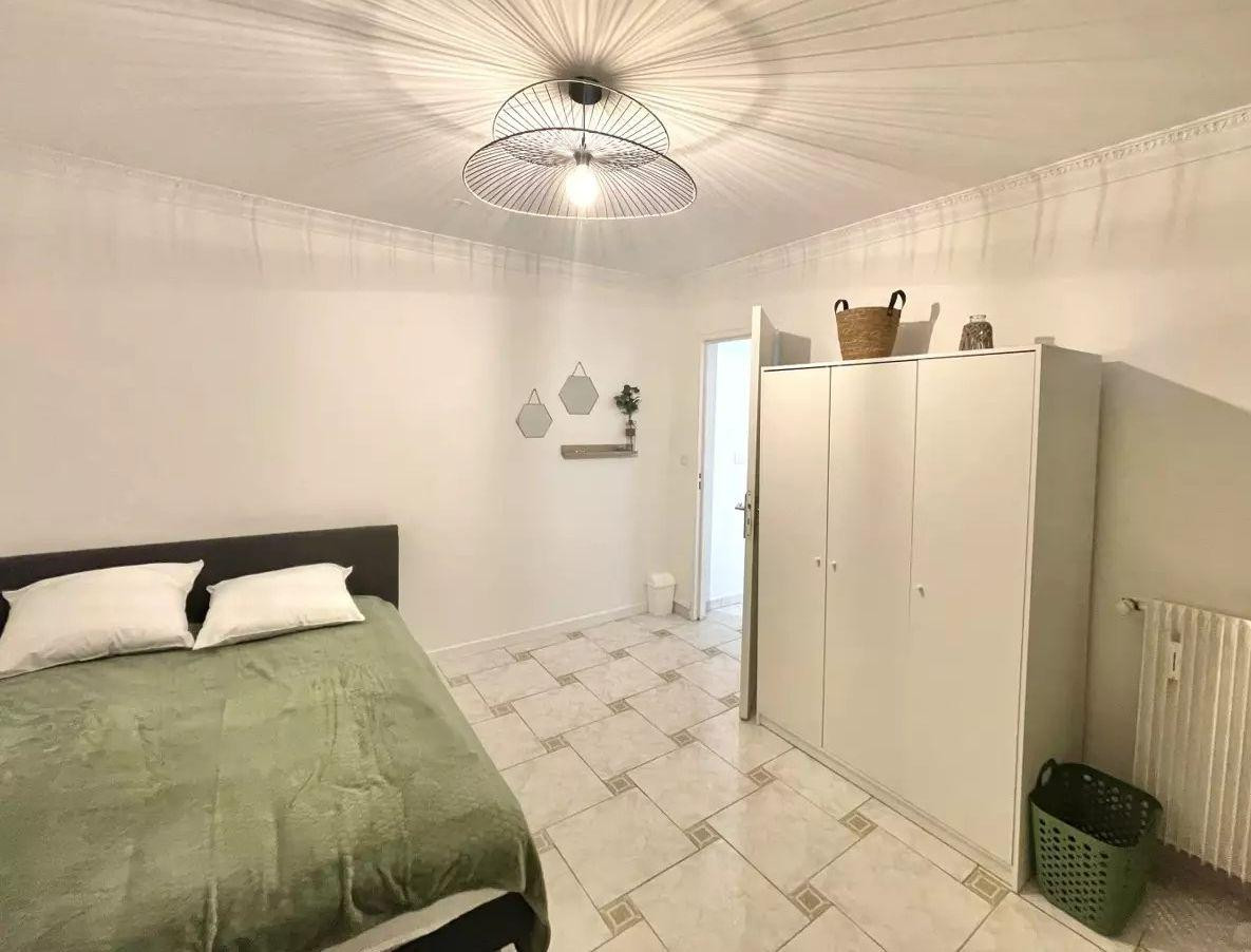 
                                                Colocation
                                                 Chambre dispo dans T5 meublé 86m² idéal salarié