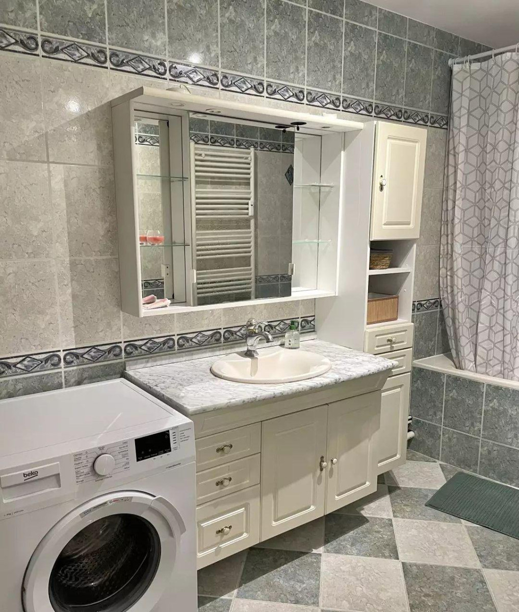 
                                                Colocation
                                                 Chambre dispo dans T5 meublé 86m² idéal salarié