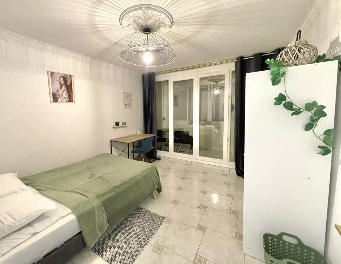 
                                                Colocation
                                                 Chambre dispo dans T5 meublé 86m² idéal salarié