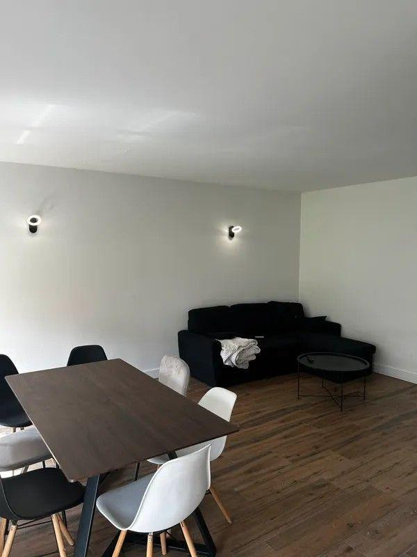 
                                                Colocation
                                                 Chambre dispo dans une superbe maison 120m²