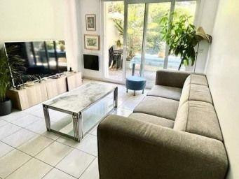 
                                                Colocation
                                                 Chambre disponible dans 3 pièces