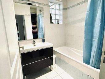 
                                                Colocation
                                                 Chambre disponible dans 3 pièces