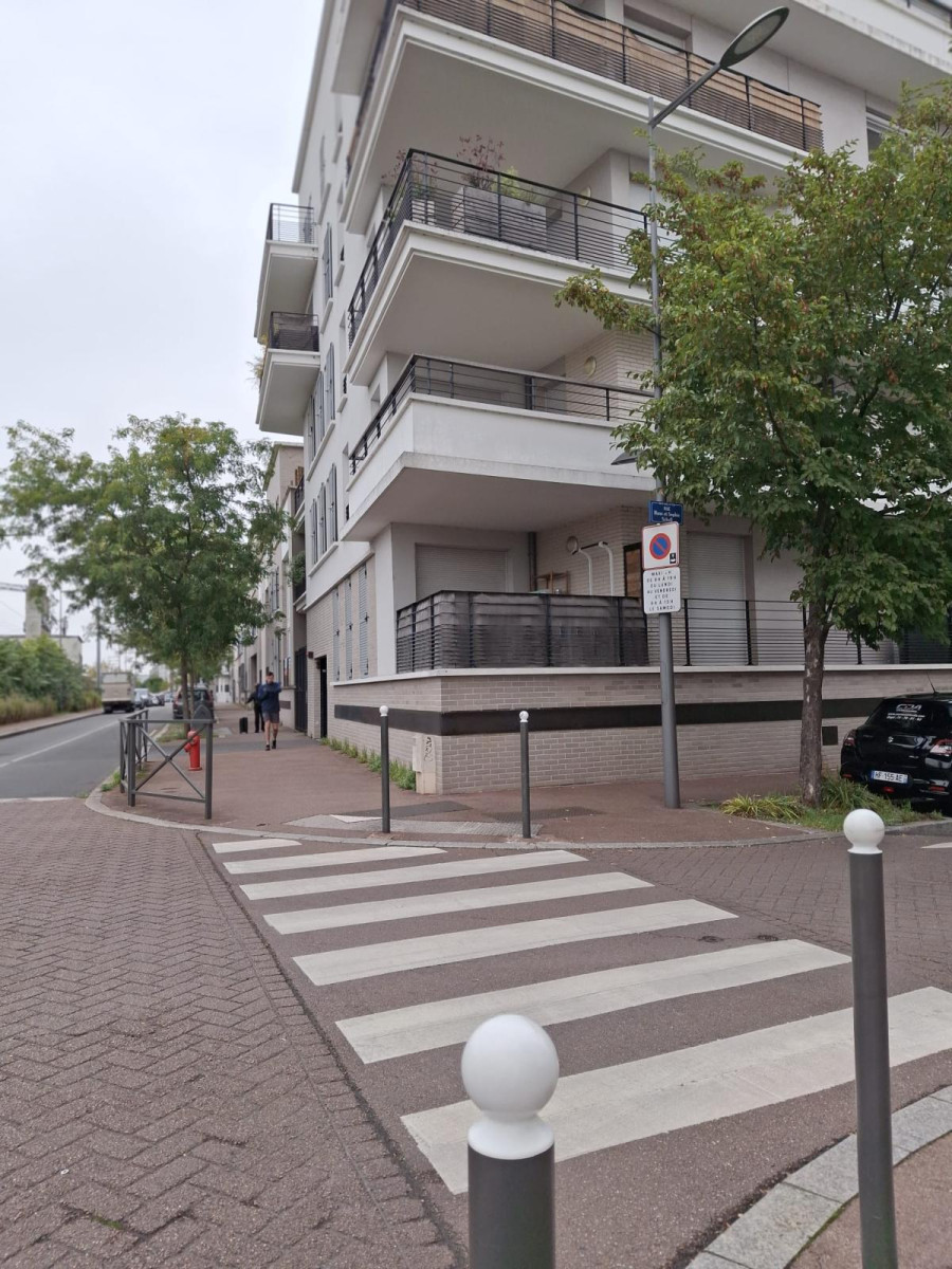 
                                                Colocation
                                                 Chambre double F4 spacieux  à  3 mn du RER C et D
