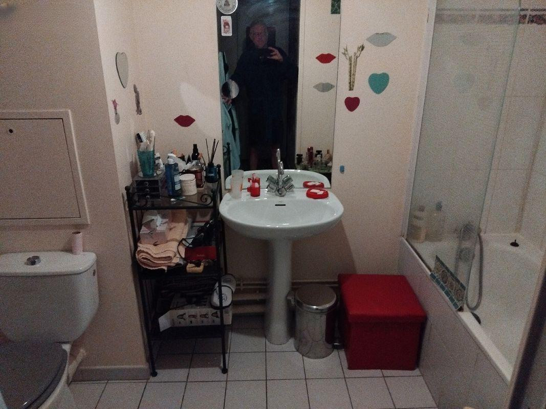 
                                                Location
                                                 Chambre ds un appartement de 120m2.Sdb/WC à vs