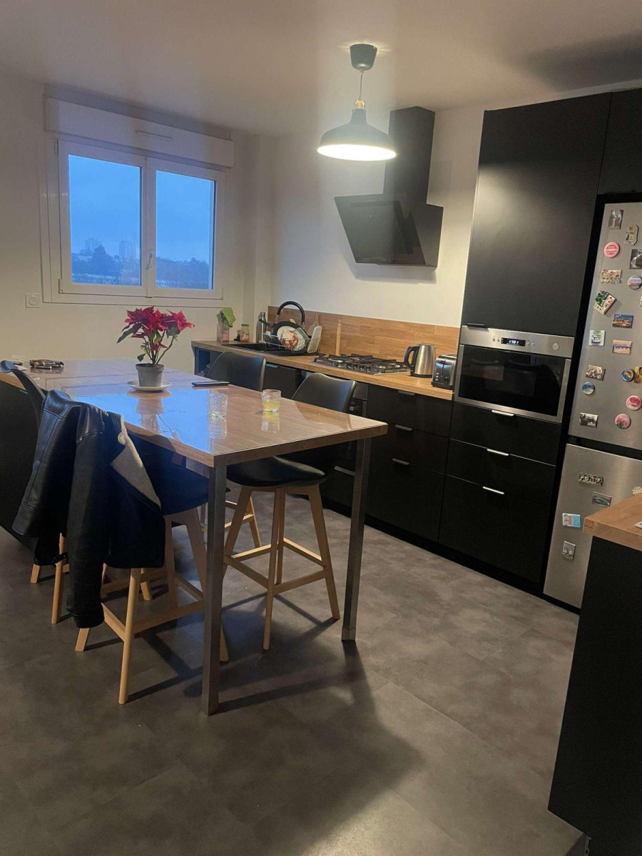 
                                                Colocation
                                                 Chambre en coloc bien située dans quartier calme !