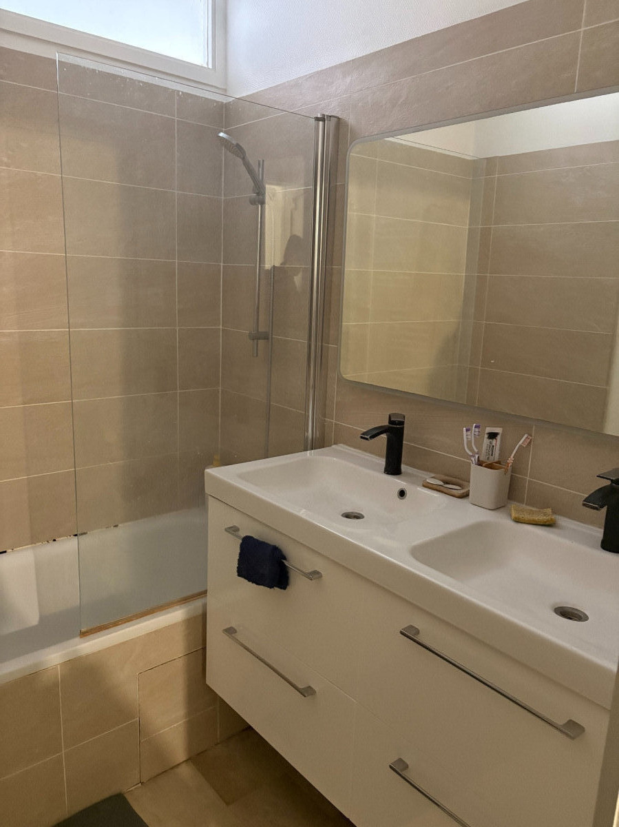 
                                                Colocation
                                                 Chambre en colocation au coeur de Grenoble