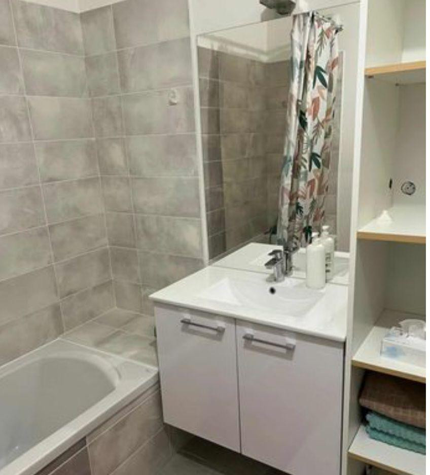 
                                                Location
                                                 Chambre en colocation de 3, propre et calme