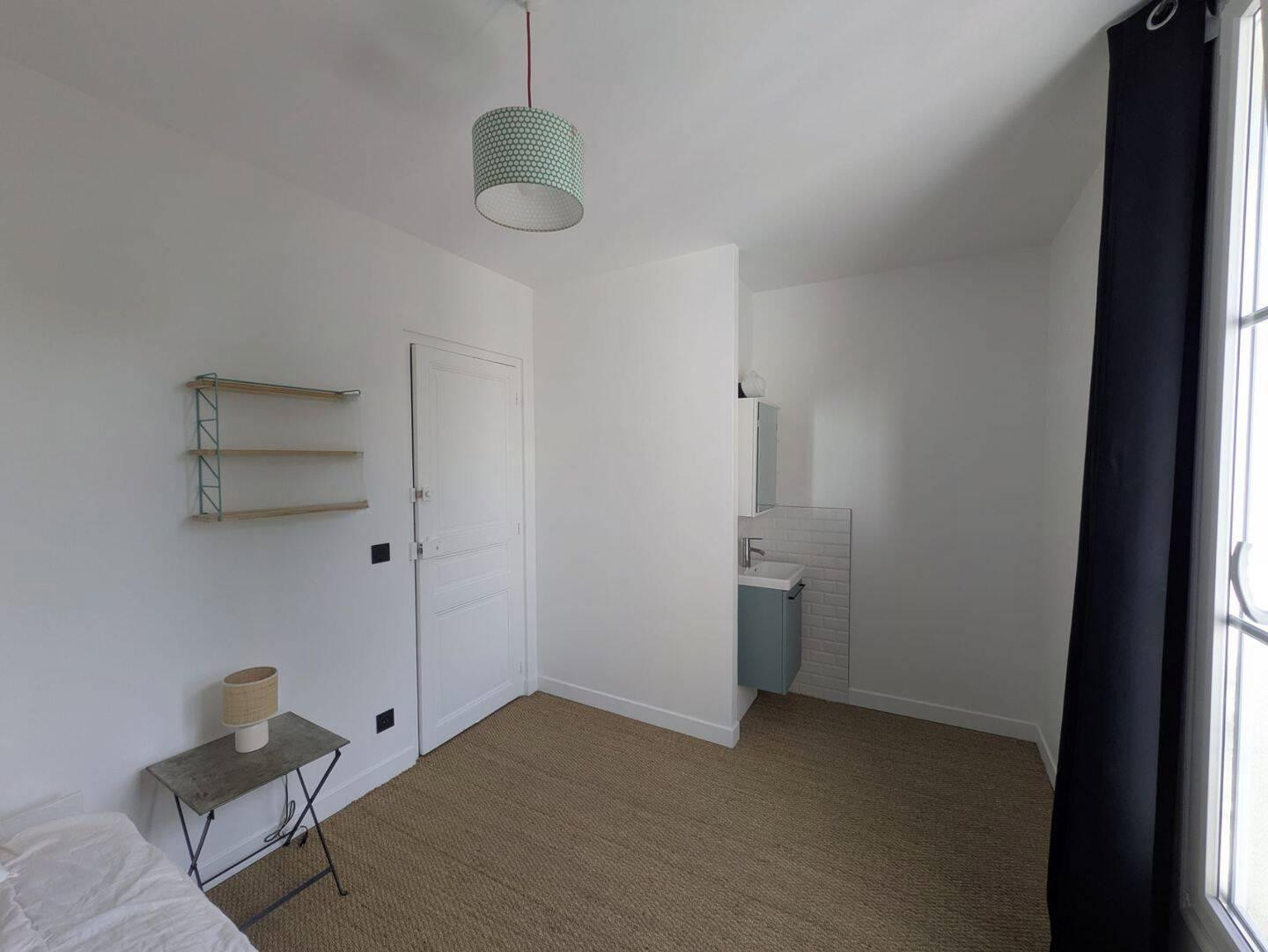 
                                                Colocation
                                                 Chambre en colocation ds belle maison année 1920