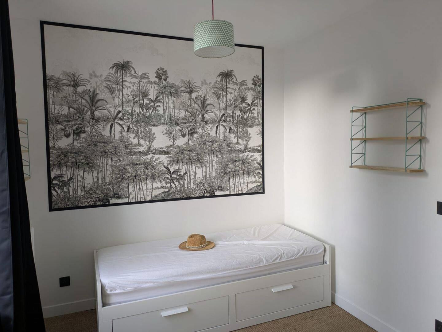 
                                                Colocation
                                                 Chambre en colocation ds belle maison année 1920