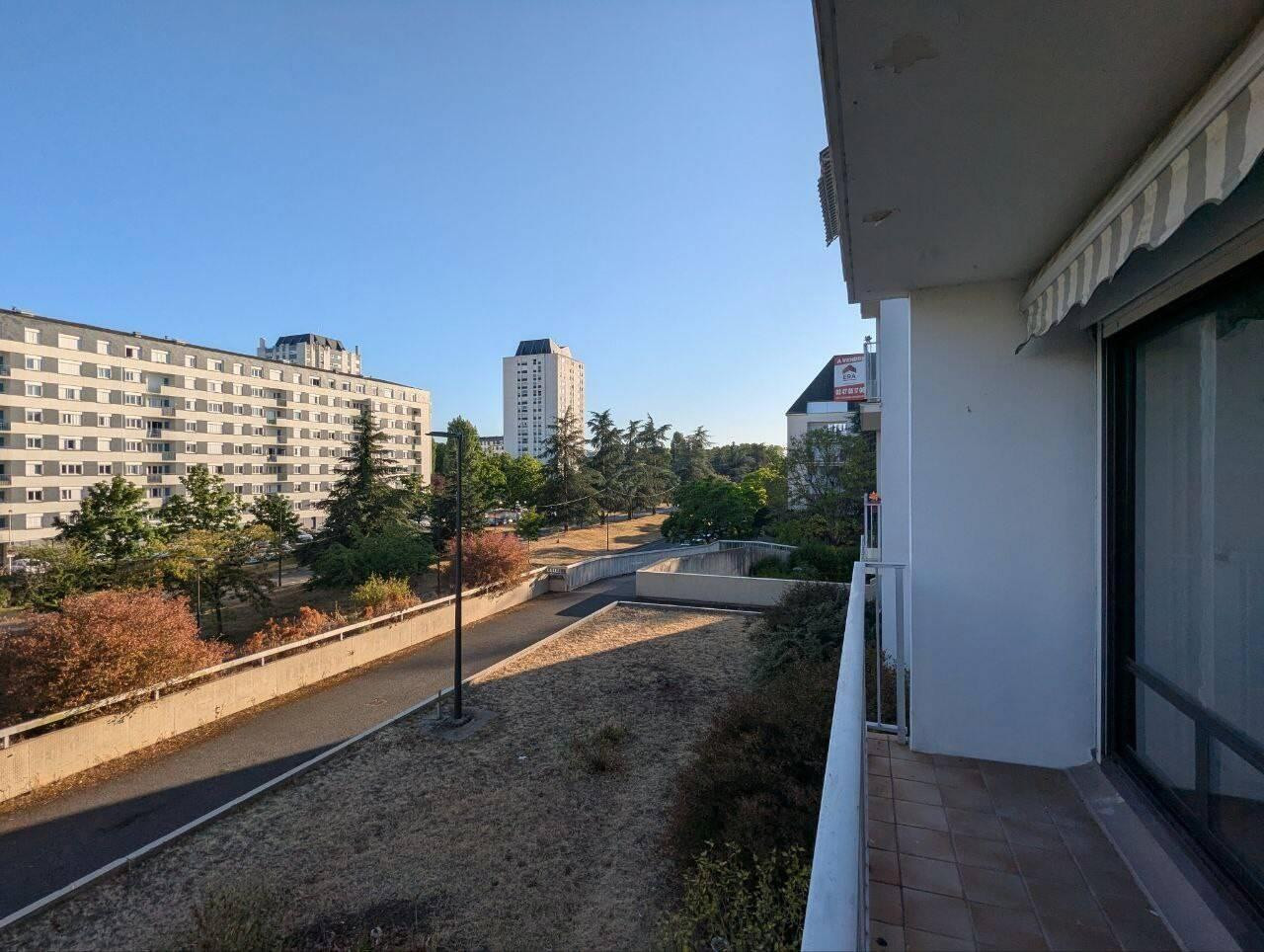 
                                                Colocation
                                                 Chambre libre dans une coloc 3 chambres 85m²