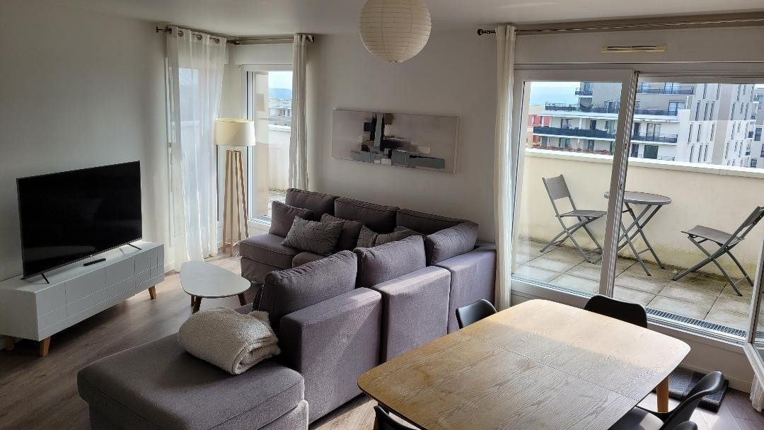 
                                                Location
                                                 Chambre lumineuse dans un magnifique Duplex.