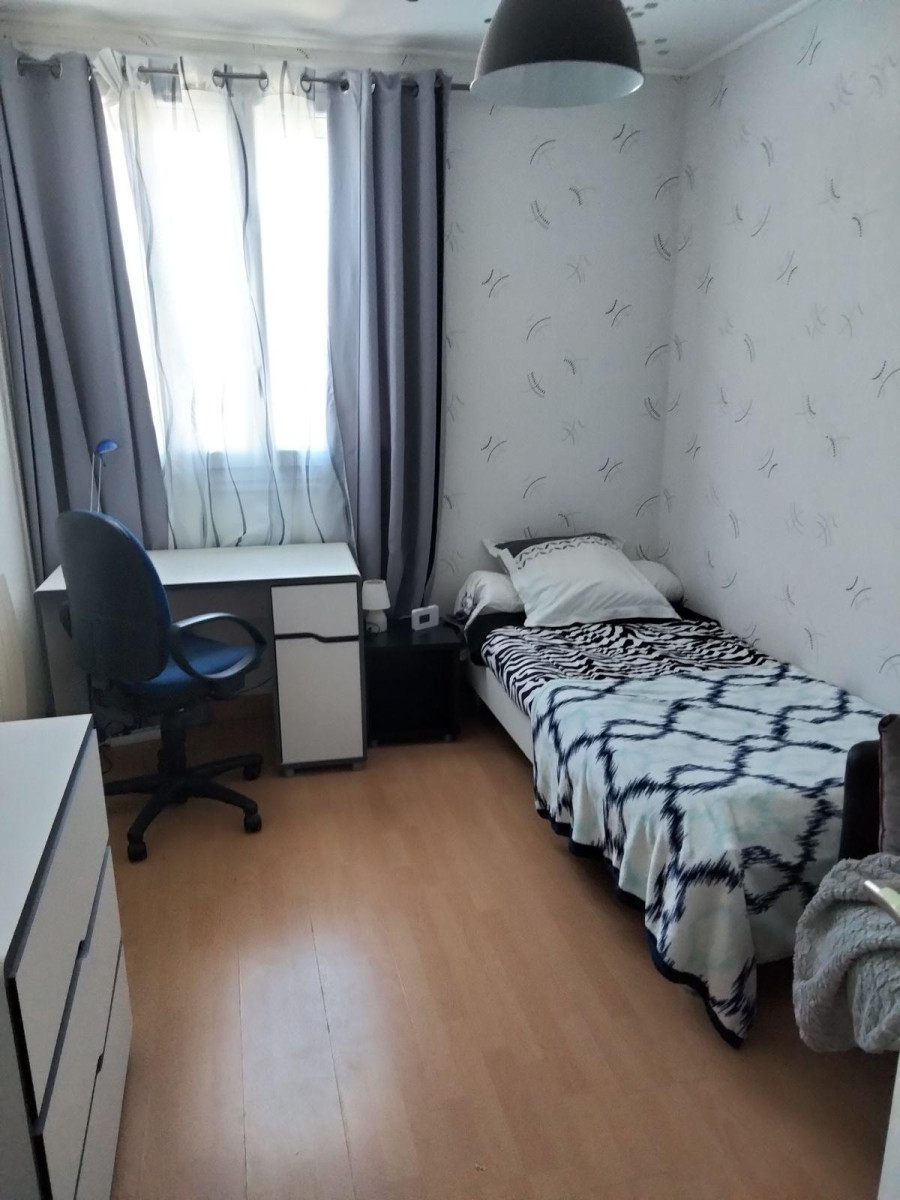 
                                                Colocation
                                                 Chambre lumineuse et confortable