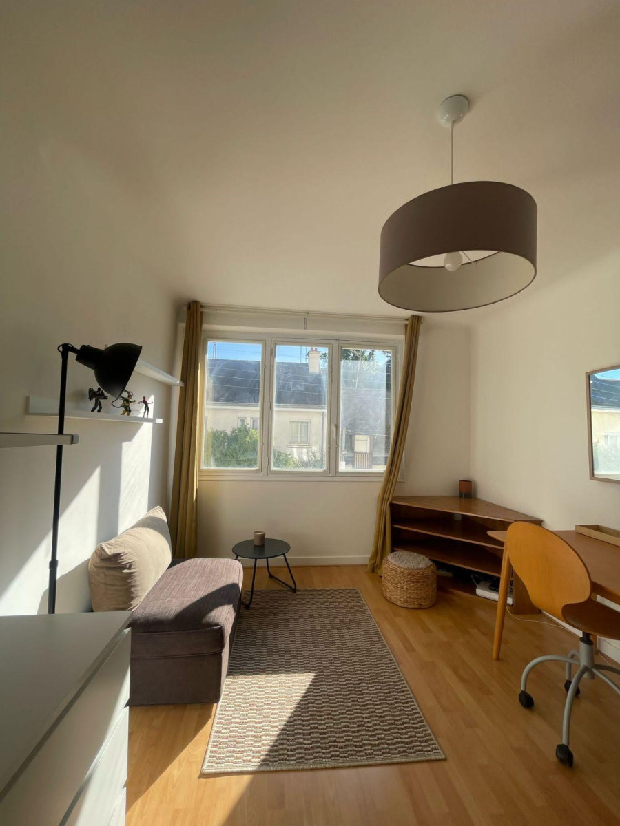 
                                                Colocation
                                                 Chambre lumineuse, refaite à neuf proche gare