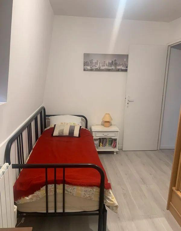 
                                                Colocation
                                                 Chambre meublée 10m2 dans maison à Roubaix